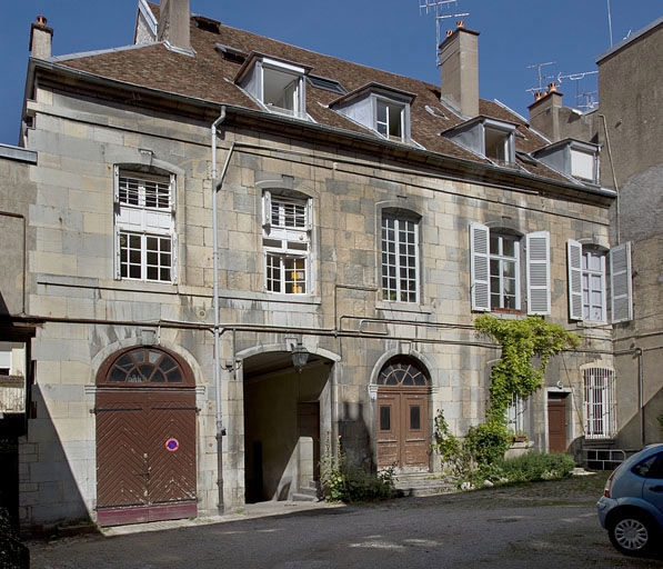 Logis principal, façade postérieure : de trois quarts gauche. © Yves Sancey / Région Bourgogne-Franche-Comté, Inventaire du patrimoine - 2011