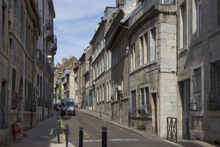Vue d'ensemble éloignée depuis la rue, de trois quarts droit. © Yves Sancey / Région Bourgogne-Franche-Comté, Inventaire du patrimoine - 2011