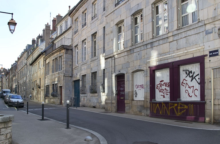 Vue d'ensemble éloignée depuis la rue, de trois quarts droit. © Yves Sancey / Région Bourgogne-Franche-Comté, Inventaire du patrimoine - 2011