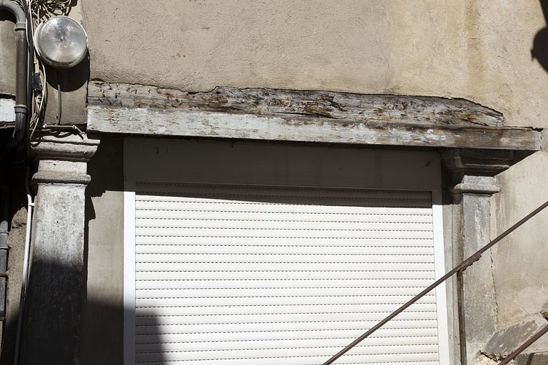 Façade postérieure du premier logis secondaire, vestiges supposés d'un portique : détail de deux piliers. © Yves Sancey / Région Bourgogne-Franche-Comté, Inventaire du patrimoine - 2011