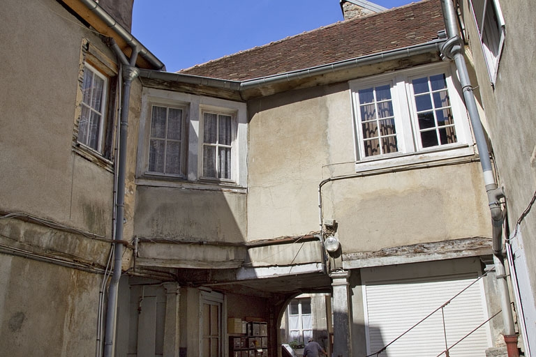 Façade postérieure du premier logis secondaire : vue d'ensemble. © Yves Sancey / Région Bourgogne-Franche-Comté, Inventaire du patrimoine - 2011