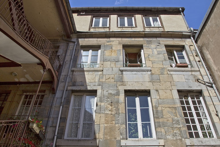 Logis principal, façade postérieure : de face. © Yves Sancey / Région Bourgogne-Franche-Comté, Inventaire du patrimoine - 2011