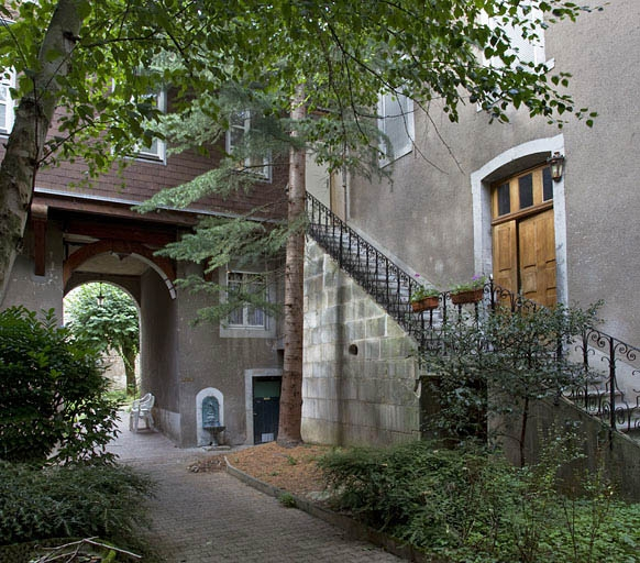Vue d'ensemble de l'escalier extérieur du premier logis secondaire. © Yves Sancey / Région Bourgogne-Franche-Comté, Inventaire du patrimoine - 2011