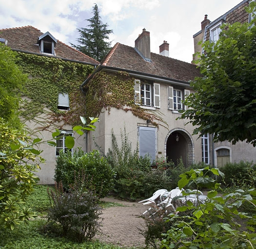 Deuxième logis secondaire, façade postérieure depuis le fond du jardin : de trois quarts gauche. © Yves Sancey / Région Bourgogne-Franche-Comté, Inventaire du patrimoine - 2011
