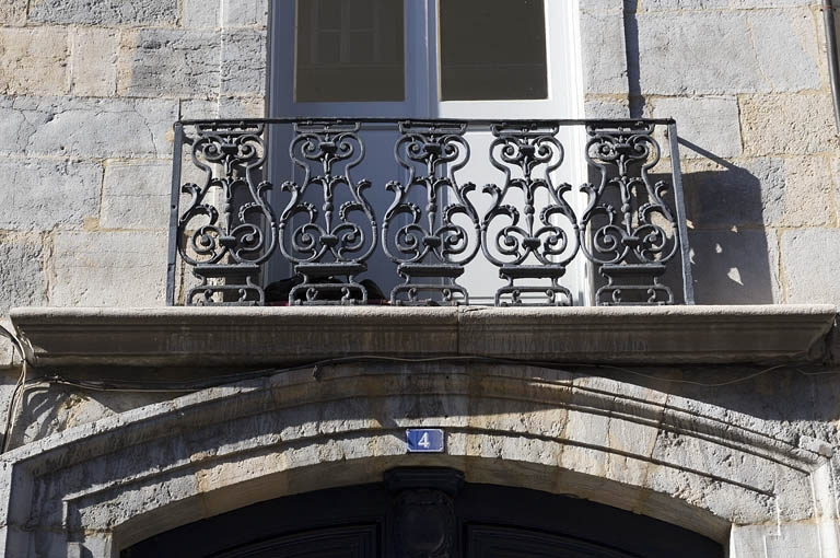 Logis principal, façade antérieure : détail du garde-corps du balcon. © Yves Sancey / Région Bourgogne-Franche-Comté, Inventaire du patrimoine - 2011
