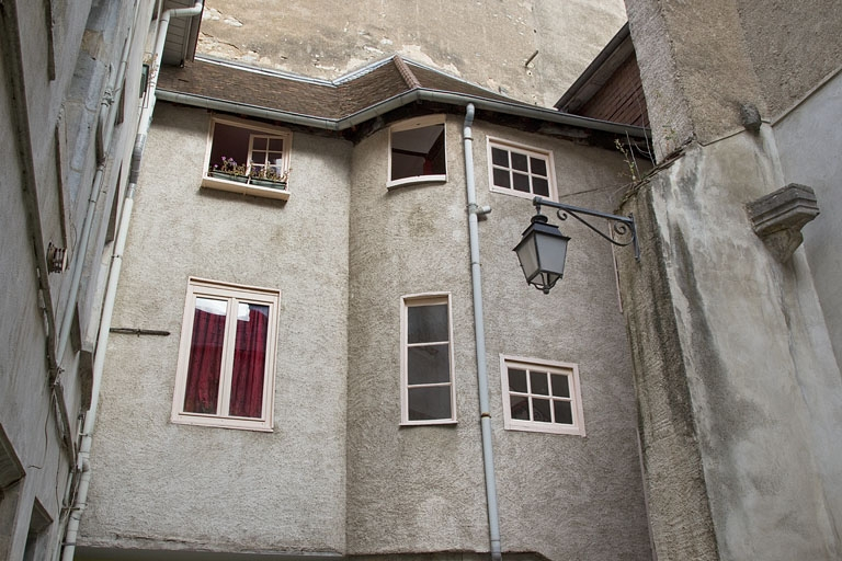 Escalier à cage ouverte : détail de la partie supérieure depuis la cour. © Yves Sancey / Région Bourgogne-Franche-Comté, Inventaire du patrimoine - 2011