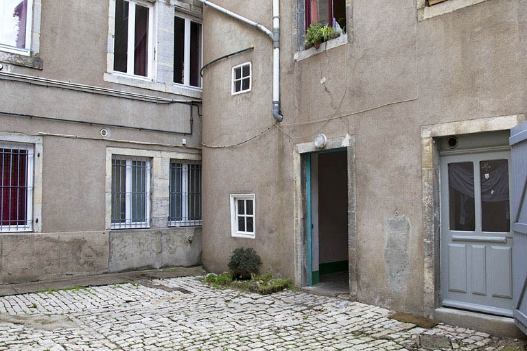 Deuxième logis secondaire : détail du rez-de-chaussée, de trois quarts droit. © Yves Sancey / Région Bourgogne-Franche-Comté, Inventaire du patrimoine - 2011