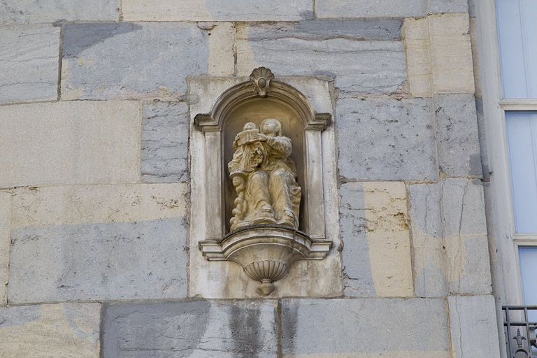 Logis principal, façade antérieure : niche avec une sculpture représentant l'Education de la Vierge. © Yves Sancey / Région Bourgogne-Franche-Comté, Inventaire du patrimoine - 2011