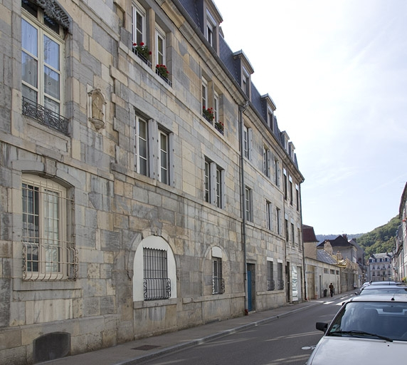 Vue d'ensemble depuis la rue, de trois quarts gauche. © Yves Sancey / Région Bourgogne-Franche-Comté, Inventaire du patrimoine - 2011