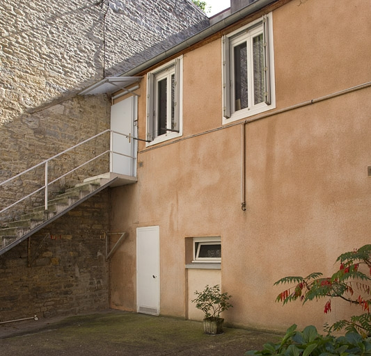 Vue d'ensemble du logis secondaire, de trois quarts droit. © Yves Sancey / Région Bourgogne-Franche-Comté, Inventaire du patrimoine - 2011