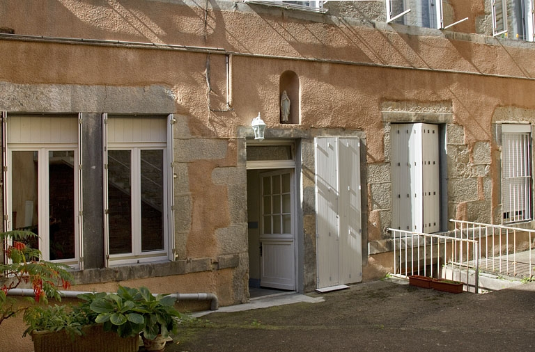 Logis principal, façade postérieure : détail du rez-de-chaussée, de trois quarts gauche. © Yves Sancey / Région Bourgogne-Franche-Comté, Inventaire du patrimoine - 2011