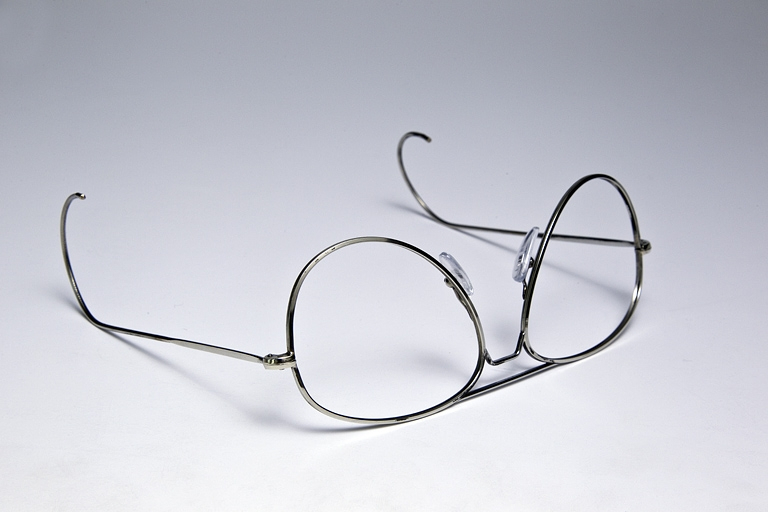 Monture de lunettes à branches cordées. La monture est en cours de fabrication. © Yves Sancey / Région Bourgogne-Franche-Comté, Inventaire du patrimoine - 2011