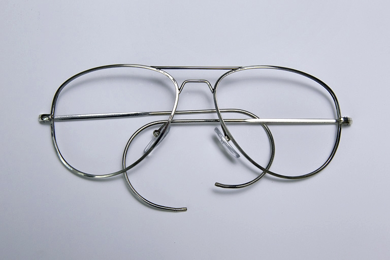 Monture de lunettes à branches cordées. La monture est en cours de fabrication : le nez et la barrette relient les deux cercles et chaque charnière est vissée sur les deux tenons, mais il manque la boule à l'extrémité des branches. © Yves Sancey / Région Bourgogne-Franche-Comté, Inventaire du patrimoine - 2011