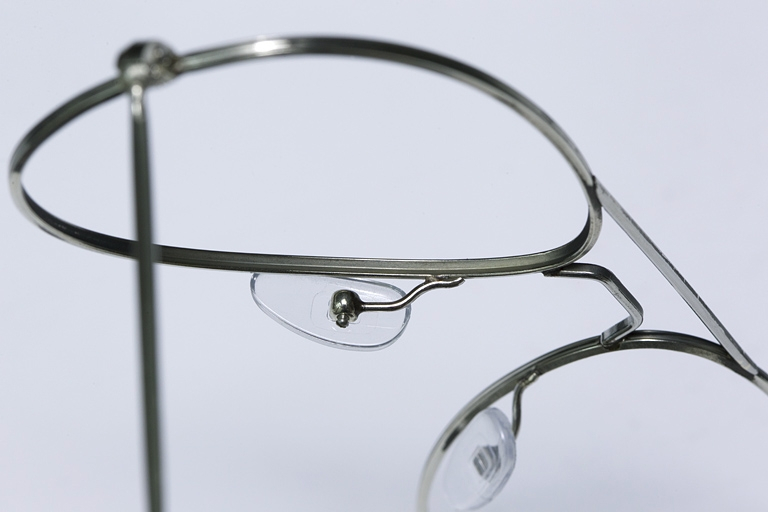 Monture de lunettes à branches cordées : détail du drageoir. Le drageoir est la rainure pratiquée dans le cercle pour accueillir le verre. © Yves Sancey / Région Bourgogne-Franche-Comté, Inventaire du patrimoine - 2011