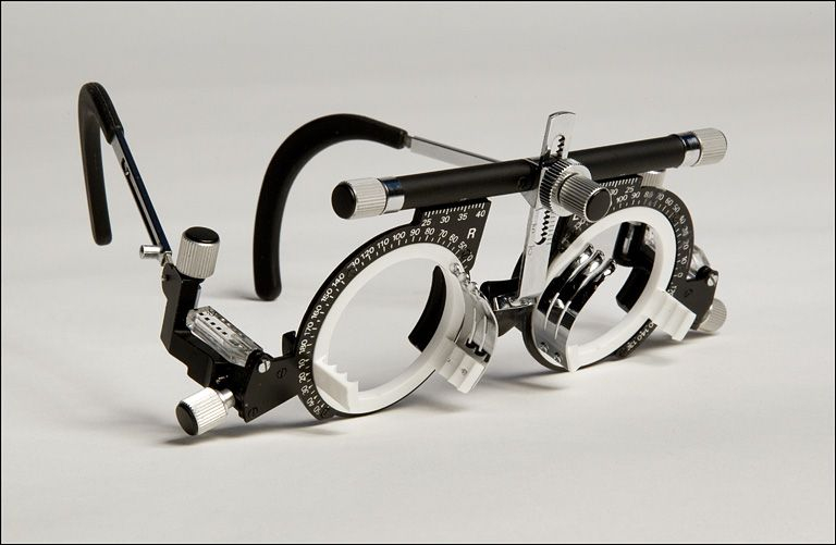 Lunettes d'essai japonaises, vues de trois quarts. © Yves Sancey / Région Bourgogne-Franche-Comté, Inventaire du patrimoine - 2011