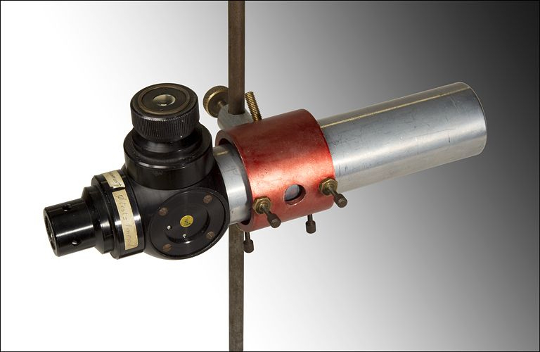 Lunette autocollimatrice. Cette lunette est utilisée pour évaluer l'orientation de plans. © Yves Sancey / Région Bourgogne-Franche-Comté, Inventaire du patrimoine - 2011