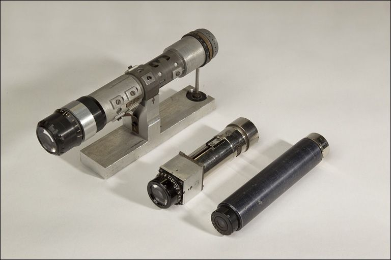 Trois lunettes optiques. La lunette de gauche est utilisée lors des travaux pratiques pour établir le parallélisme entre son axe optique et son support ; celle de mesure au centre comporte une lentille mobile afin d'ajuster sa distance focale ; la t… © Yves Sancey / Région Bourgogne-Franche-Comté, Inventaire du patrimoine - 2011