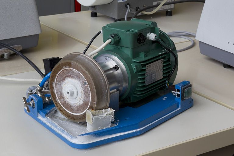 La meuleuse capot ôté. © Yves Sancey / Région Bourgogne-Franche-Comté, Inventaire du patrimoine - 2011