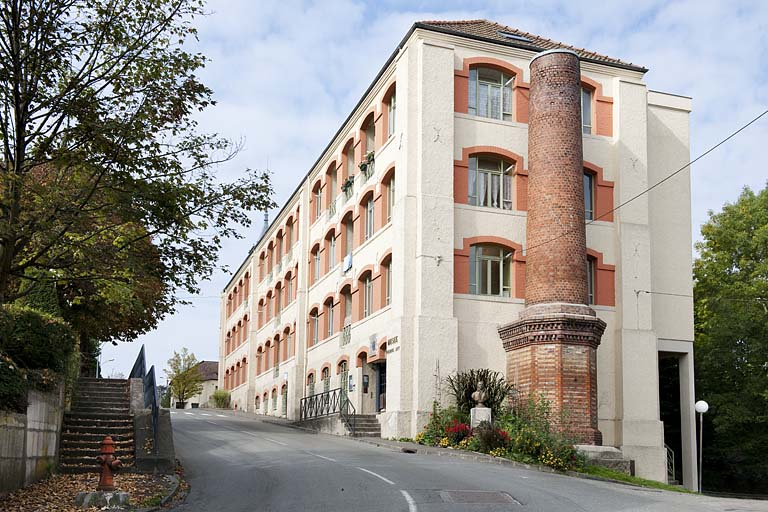 Vue de trois quarts droite de la façade antérieure. © Jérôme Mongreville / Région Bourgogne-Franche-Comté, Inventaire du patrimoine - 2011
