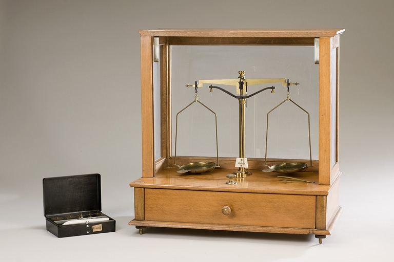 Vue d'ensemble, avec une boîte de poids. © Marc Loukachine / Région Bourgogne-Franche-Comté, Inventaire du patrimoine - 2012