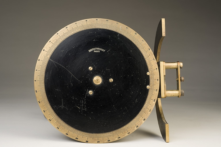 Le disque horizontal, avec son limbe et le nom du fabricant. © Marc Loukachine / Région Bourgogne-Franche-Comté, Inventaire du patrimoine - 2012