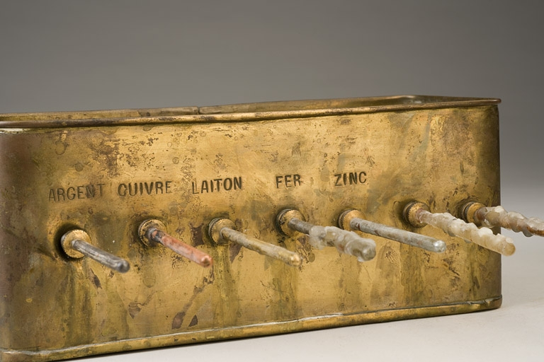 Tiges et inscriptions identifiant les métaux. © Marc Loukachine / Région Bourgogne-Franche-Comté, Inventaire du patrimoine - 2012