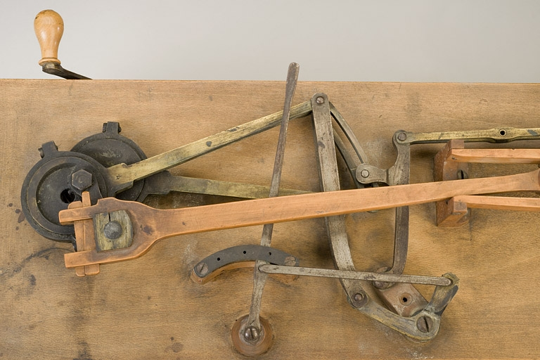 Partie gauche : coulisse et bielle. © Marc Loukachine / Région Bourgogne-Franche-Comté, Inventaire du patrimoine - 2012 Partie gauche : coulisse et bielle. © Marc Loukachine / Région Bourgogne-Franche-Comté, Inventaire du patrimoine - 2012