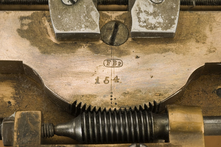 Détail de la platine : extrémité des mors et système d'orientation. © Marc Loukachine / Région Bourgogne-Franche-Comté, Inventaire du patrimoine - 2012 Détail de la platine : extrémité des mors et système d'orientation. © Marc Loukachine / Région Bourgogne-Franche-Comté, Inventaire du patrimoine - 2012