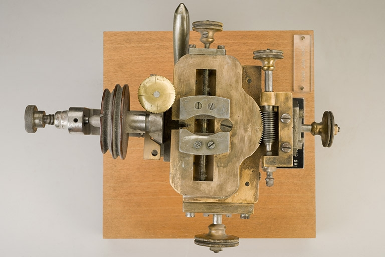 Face supérieure. © Marc Loukachine / Région Bourgogne-Franche-Comté, Inventaire du patrimoine - 2012 Face supérieure. © Marc Loukachine / Région Bourgogne-Franche-Comté, Inventaire du patrimoine - 2012