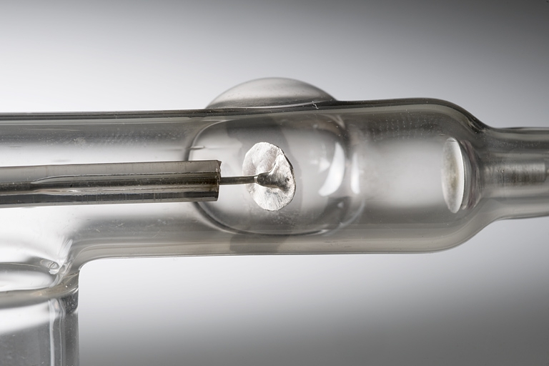 Détail : anode et cathode. © Marc Loukachine / Région Bourgogne-Franche-Comté, Inventaire du patrimoine - 2012 Détail : anode et cathode. © Marc Loukachine / Région Bourgogne-Franche-Comté, Inventaire du patrimoine - 2012