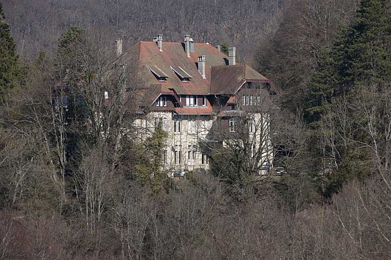Vue éloignée depuis le sud-ouest. © Jérôme Mongreville / Région Bourgogne-Franche-Comté, Inventaire du patrimoine - 2012
