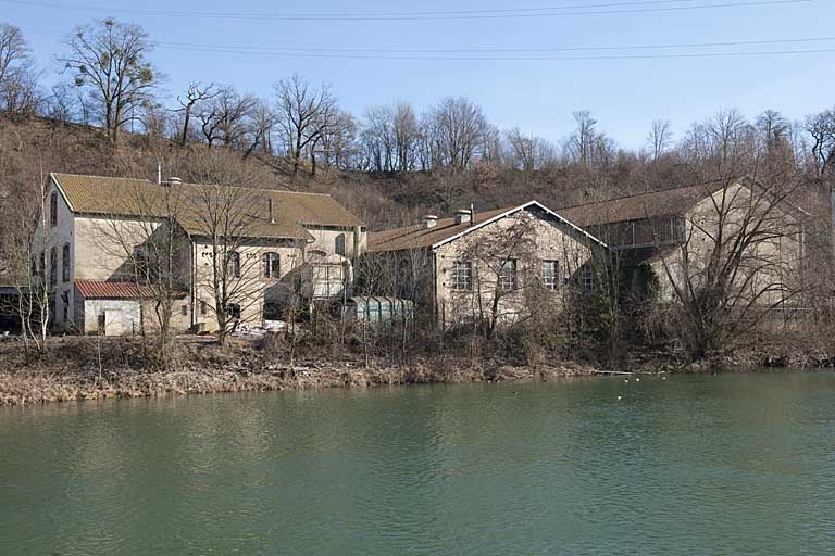 Bâtiments situés à l'extrémité nord du site vus depuis la rive gauche. © Jérôme Mongreville / Région Bourgogne-Franche-Comté, Inventaire du patrimoine - 2012