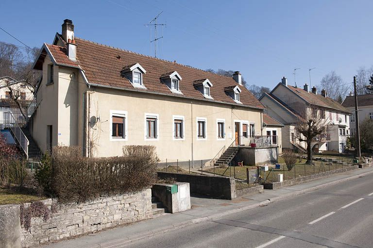Immeubles d'habitation vus depuis l'ouest (ancienne école). © Jérôme Mongreville / Région Bourgogne-Franche-Comté, Inventaire du patrimoine - 2012