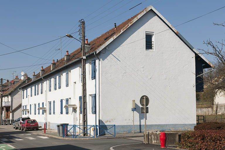 Immeuble de 12 logements vu depuis le sud-est. © Jérôme Mongreville / Région Bourgogne-Franche-Comté, Inventaire du patrimoine - 2012