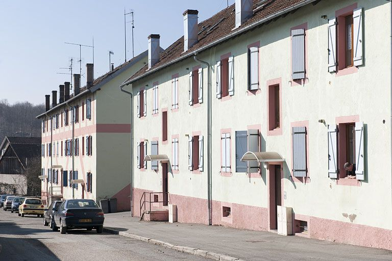 Immeubles de 10 et 18 logements vus depuis le nord-est. © Jérôme Mongreville / Région Bourgogne-Franche-Comté, Inventaire du patrimoine - 2012 Immeubles de 10 et 18 logements vus depuis le nord-est. © Jérôme Mongreville / Région Bourgogne-Franche-Comté, Inventaire du patrimoine - 2012