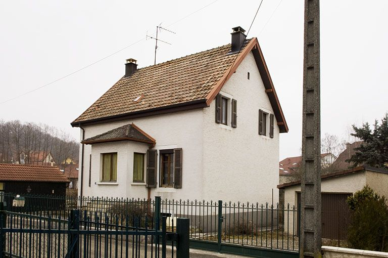 Maison individuelle vue de trois quarts. © Marc Loukachine / Région Bourgogne-Franche-Comté, Inventaire du patrimoine - 2012
