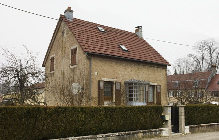 Maison individuelle vue de trois quarts gauche. © Marc Loukachine / Région Bourgogne-Franche-Comté, Inventaire du patrimoine - 2012