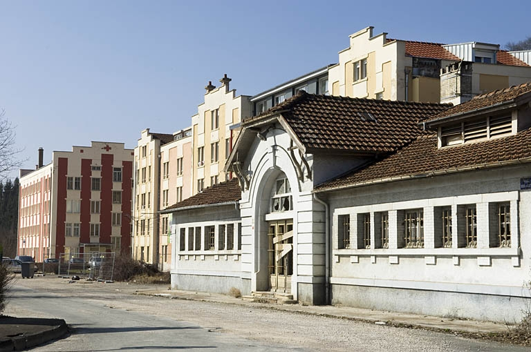 Vue de trois quarts et hôtel Peugeot en arrière-plan. © Marc Loukachine / Région Bourgogne-Franche-Comté, Inventaire du patrimoine - 2012