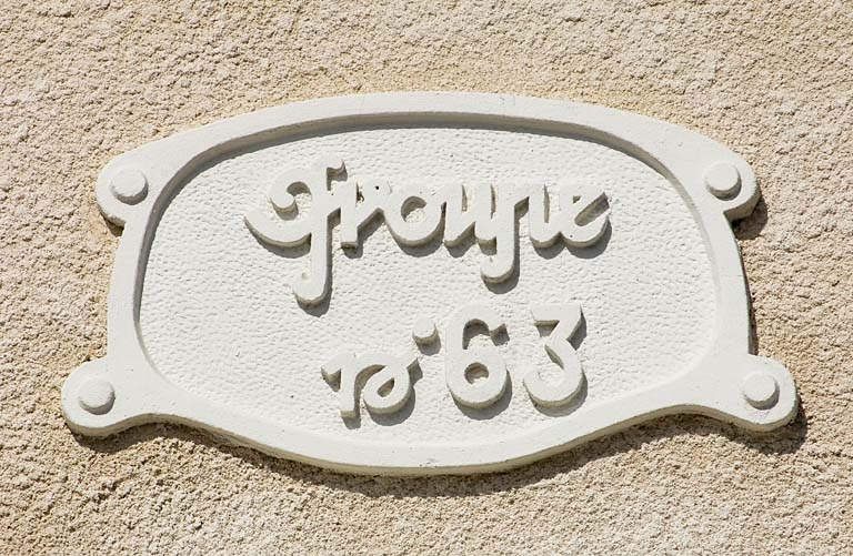 Habitation à 4 logements. Cartouche sur la façade antérieure. © Marc Loukachine / Région Bourgogne-Franche-Comté, Inventaire du patrimoine - 2012