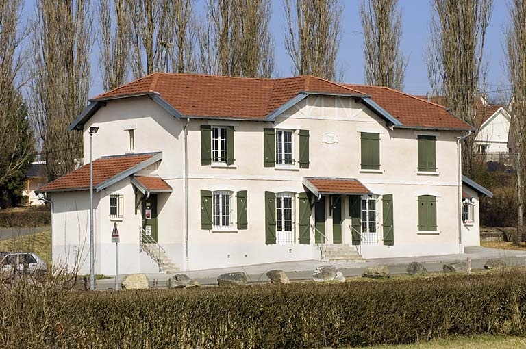 Habitation à 4 logements vue depuis le sud-ouest. © Marc Loukachine / Région Bourgogne-Franche-Comté, Inventaire du patrimoine - 2012