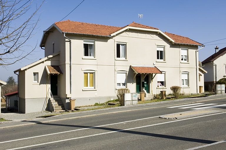 Habitations à quatre logements des années 1930. Vue de trois quarts. © Marc Loukachine / Région Bourgogne-Franche-Comté, Inventaire du patrimoine - 2012 Habitations à quatre logements des années 1930. Vue de trois quarts. © Marc Loukachine / Région Bourgogne-Franche-Comté, Inventaire du patrimoine - 2012
