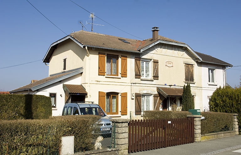 Habitation à 4 logements. Vue de trois quarts. © Marc Loukachine / Région Bourgogne-Franche-Comté, Inventaire du patrimoine - 2012