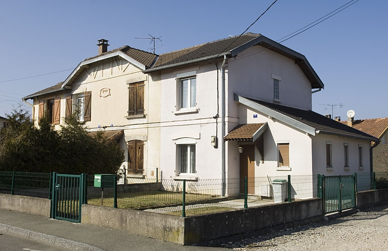 Habitation à 4 logements. Vue de trois quarts droite. © Marc Loukachine / Région Bourgogne-Franche-Comté, Inventaire du patrimoine - 2012
