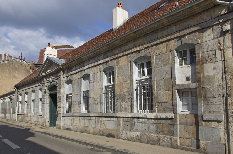 Vue d'ensemble de la clôture sur rue : de trois quarts droit. © Yves Sancey / Région Bourgogne-Franche-Comté, Inventaire du patrimoine - 2012