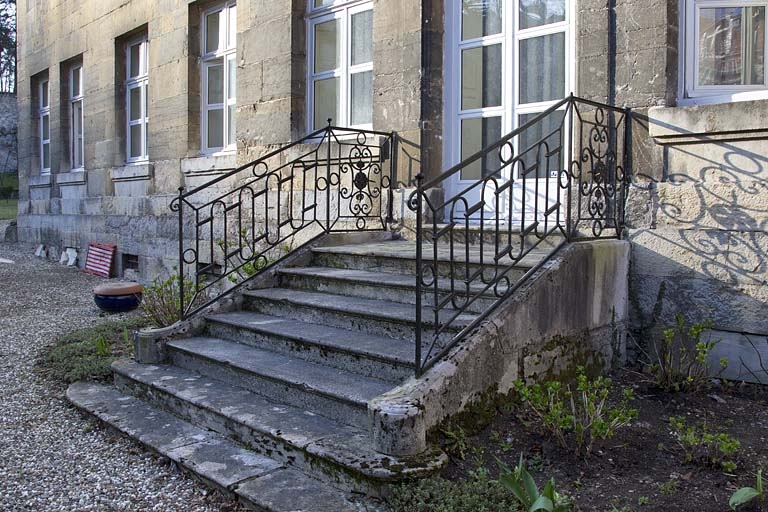 Détail du perron au centre de la façade postérieure. © Yves Sancey / Région Bourgogne-Franche-Comté, Inventaire du patrimoine - 2012