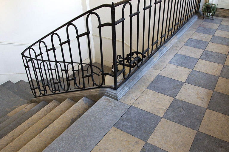 Intérieur, escalier d'honneur : vue de rampe en fer forgé et du dallage du palier. © Yves Sancey / Région Bourgogne-Franche-Comté, Inventaire du patrimoine - 2012