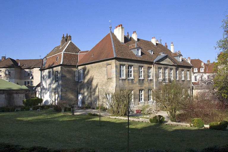 Vue d'ensemble de la façade postérieure, depuis le fond du jardin : de trois quarts gauche. © Yves Sancey / Région Bourgogne-Franche-Comté, Inventaire du patrimoine - 2012