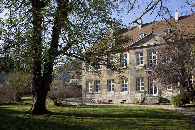 Vue de la partie gauche de la façade postérieure, depuis le fond du jardin : de trois quarts droit. © Yves Sancey / Région Bourgogne-Franche-Comté, Inventaire du patrimoine - 2012