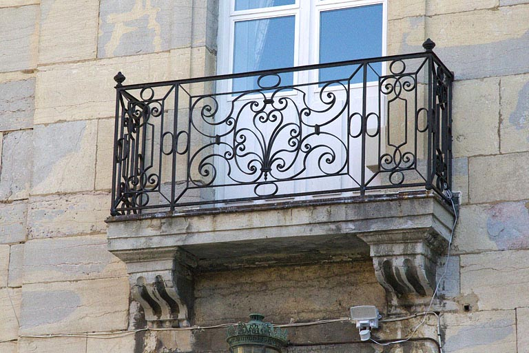 Façade antérieure, partie centrale : détail du balcon. © Yves Sancey / Région Bourgogne-Franche-Comté, Inventaire du patrimoine - 2012