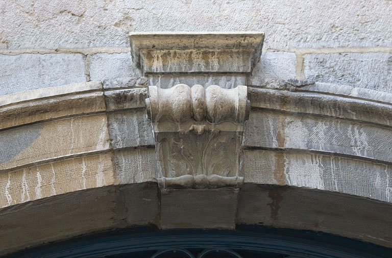 Façade sur rue : détail de la clé de la porte du couloir. © Yves Sancey / Région Bourgogne-Franche-Comté, Inventaire du patrimoine - 2012